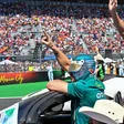Fernando Alonso lució máscara que le regaló RÉCORD en desfile y causa sensación en GP de México
