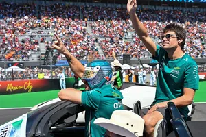 Fernando Alonso lució máscara que le regaló RÉCORD en desfile y causa sensación en GP de México