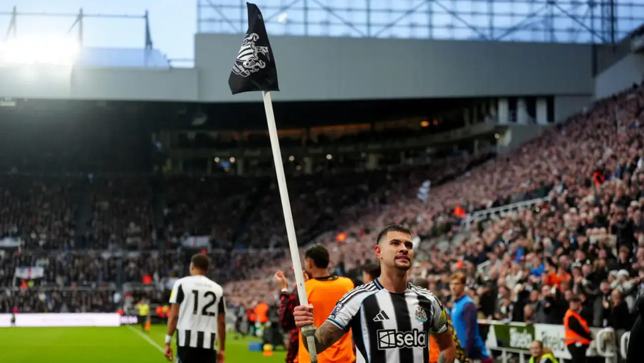 ¡Magia en St. James' Park! Bruno Guimaraes anota un gol olímpico histórico para el Newcastle | AP