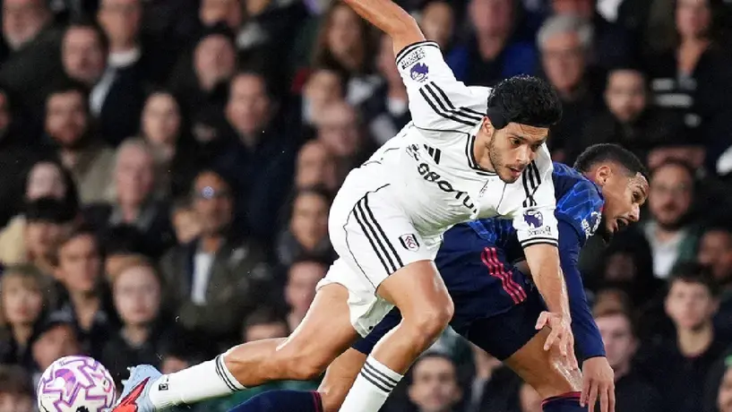 Raúl Jiménez tuvo un recibimiento especial, en la Premier League, por un fans del América