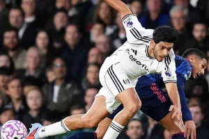 Raúl Jiménez tuvo un recibimiento especial, en la Premier League, por un fans del América