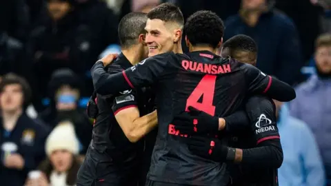 Manchester City perdió contra el Bayer Leverkusen y se aleja de los ocho primeros lugares
