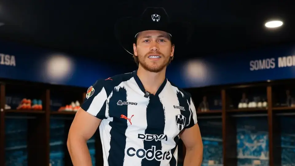 Aldo de Nigris, ganador de La Casa de los Famosos, fue el invitado de honor de Rayados en el Clásico Regio