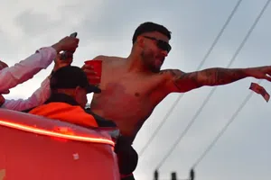 Alexis Vega lanza dinero a la afición de Toluca durante festejos del bicampeonato