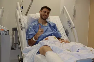 Santiago Giménez reaparece con mensaje en redes tras su operación de tobillo