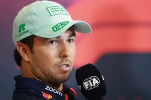 Checo Pérez defiende a Chicharito Hernández tras críticas por penalti fallado ante Cruz Azul