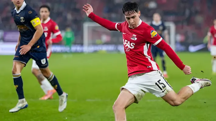 Mateo Chávez recibe tarjeta amarilla en el cuarto partido al hilo sin triunfo para el AZ Alkmaar
