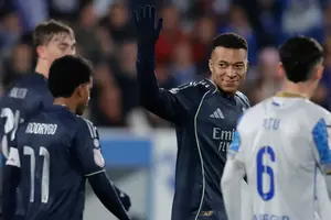 Real Madrid sufre para vencer con polémica arbitral incluida al Talavera en Copa del Rey