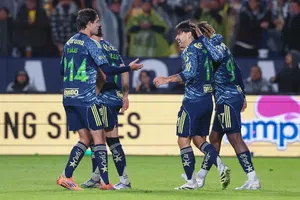 América empata ante LA Galaxy con doblete de Víctor Dávila