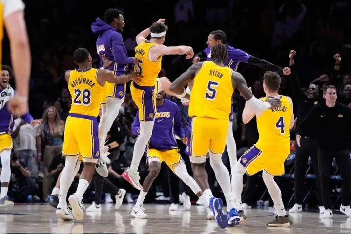 Juegan los Lakers | AP
