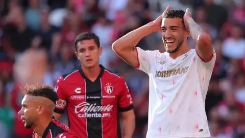 ¡Payasos malandros! Toluca imita icónica imagen de los Toros de Neza del Turco Mohamed