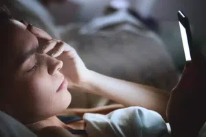 ¿Qué es el “vamping”? El hábito nocturno que afecta tu salud mental y tu sueño