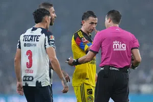 ¿América se queja de arbitraje ante Rayados? Suspenden a Jesús López y equipo de VAR para la Liguilla