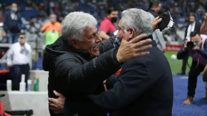 Emotivo reencuentro: Tuca Ferreti y Victor Manuel Vucetich se reunieron previo a Juego de Leyendas