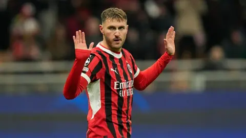 ¿Santi Giménez deja al AC Milan? Medio italiano coloca al mexicano en el Sunderland de la Premier League