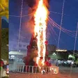 VIDEO: Queman árbol de Navidad en Zitácuaro durante protesta que exige justicia por joven
