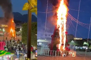 VIDEO: Queman árbol de Navidad en Zitácuaro durante protesta que exige justicia por joven