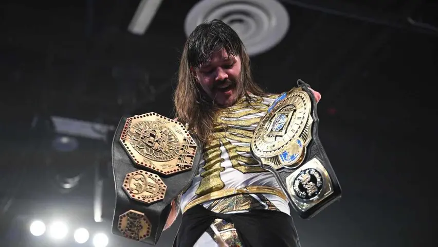 Dominik Mysterio celebra tras ganar el Megacampeonato de AAA | WWE