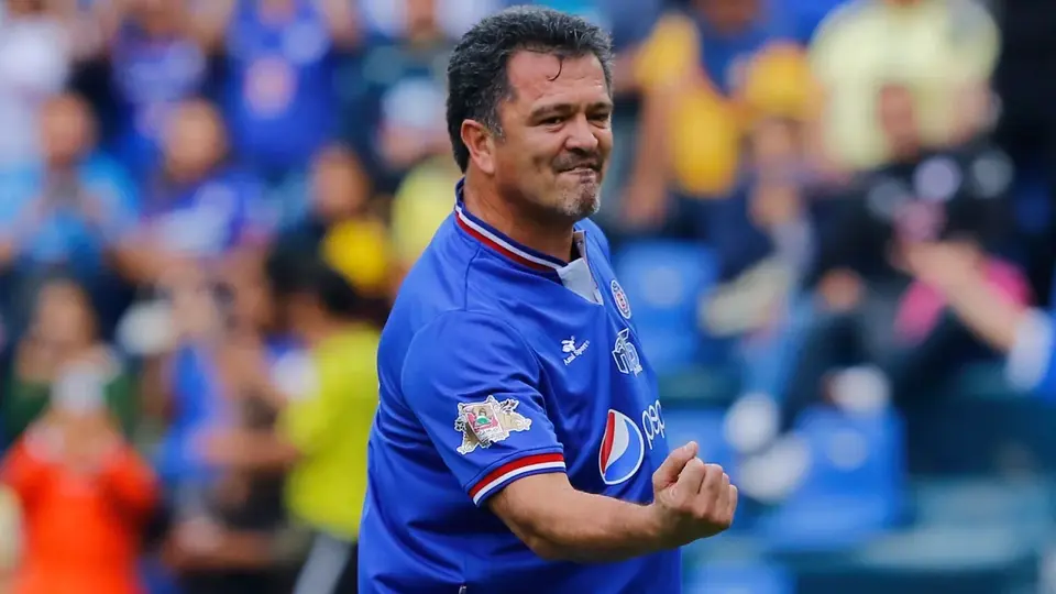 Carlos Hermosillo acepta duro problema de adicciones