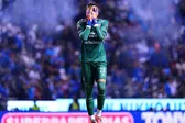 Kevin Mier recibe fuerte entrada y termina lesionado en el Cruz Azul vs Pumas