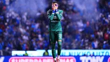 Kevin Mier recibe fuerte entrada y termina lesionado en el Cruz Azul vs Pumas