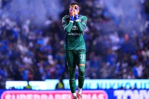 Kevin Mier recibe fuerte entrada y termina lesionado en el Cruz Azul vs Pumas