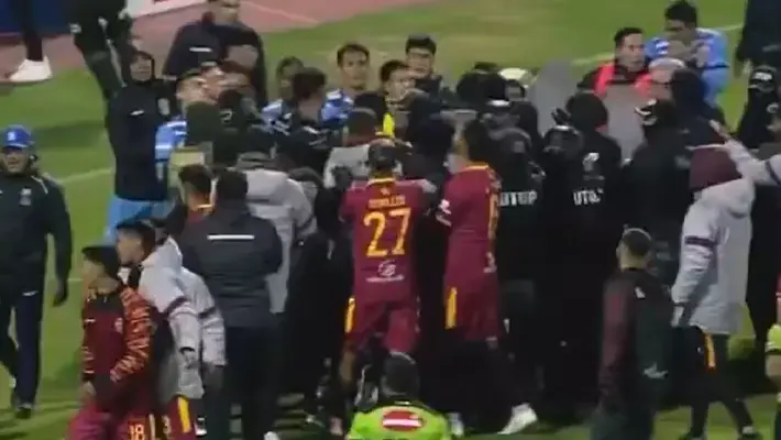 Pelea campal tras el Real Oruro vs Blooming deja 17 expulsados y gas pimienta en la cancha