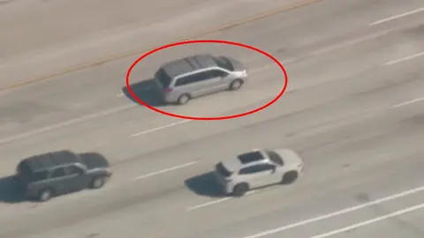 VIDEO: Mujer se robó una minivan, evadió la policía de EU… ¡y se escapó a México!