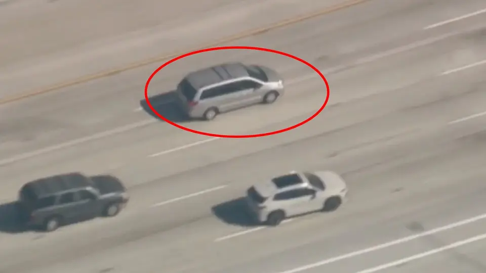 VIDEO: Mujer se robó una minivan, evadió la policía de EU… ¡y se escapó a México!