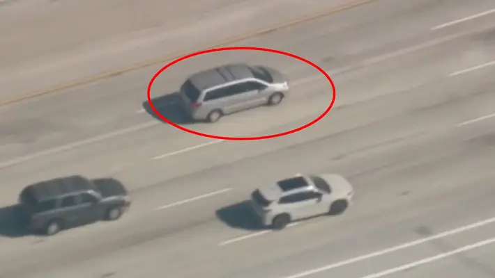VIDEO: Mujer se robó una minivan, evadió la policía de EU… ¡y se escapó a México!