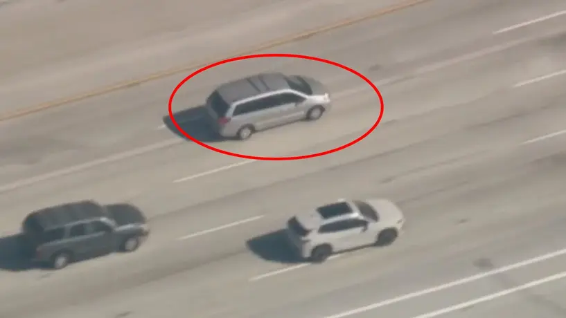 VIDEO: Mujer se robó una minivan, evadió la policía de EU… ¡y se escapó a México!