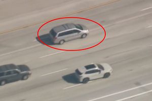 VIDEO: Mujer se robó una minivan, evadió la policía de EU… ¡y se escapó a México!