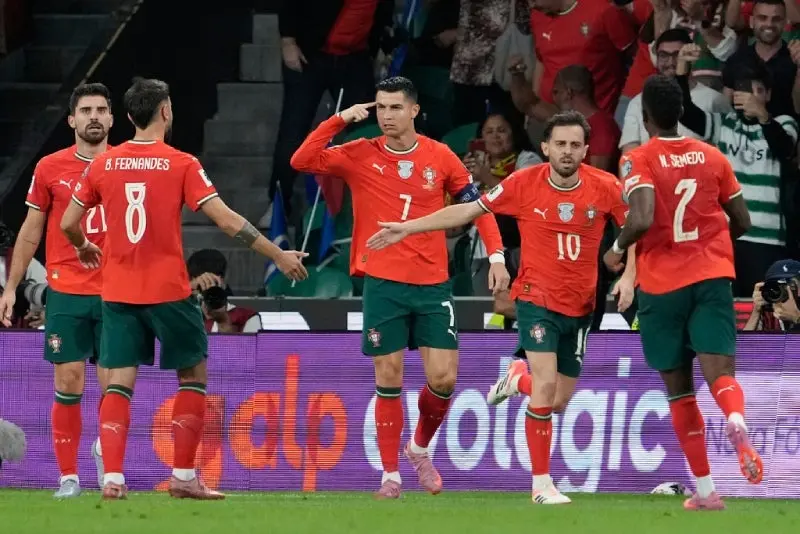 Cristiano Ronaldo celebra con sus compañeros su gol | AP