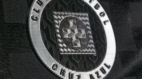 ¡De gala! Cruz Azul presentó su tercer uniforme de la temporada