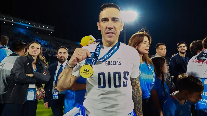 Vicente Sánchez con su título de Concachampions | MEXSPORT