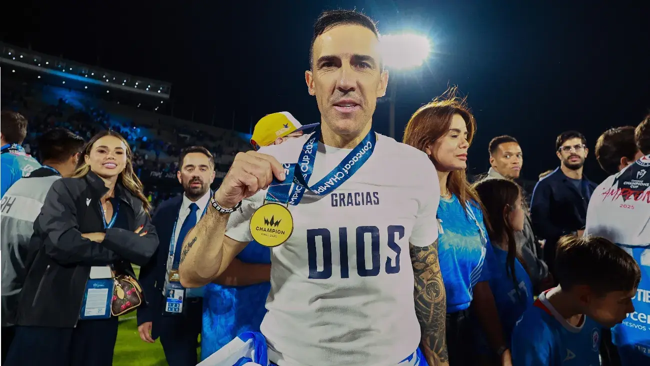 Vicente Sánchez con su título de Concachampions | MEXSPORT