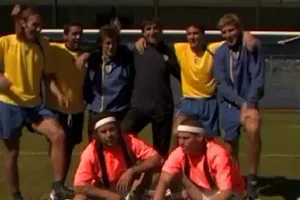 La surrealista visita de Jackass a La Bombonera: golpes, risas y pelotazos