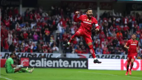 ¡Tienes que cerrar el estadio! Alexis Vega anota gol a lo Panenka contra Querétaro