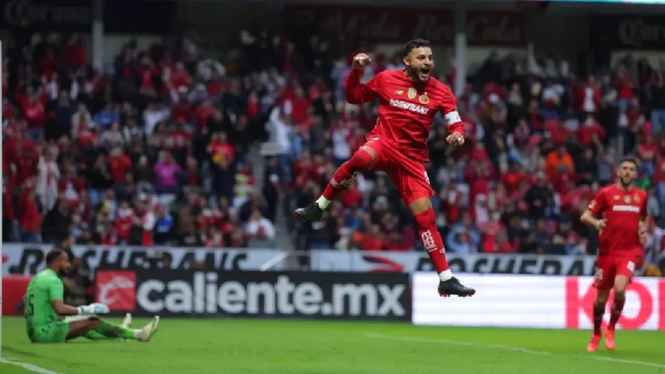 ¡Tienes que cerrar el estadio! Alexis Vega anota gol a lo Panenka contra Querétaro