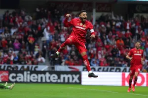 ¡Tienes que cerrar el estadio! Alexis Vega anota gol a lo Panenka contra Querétaro