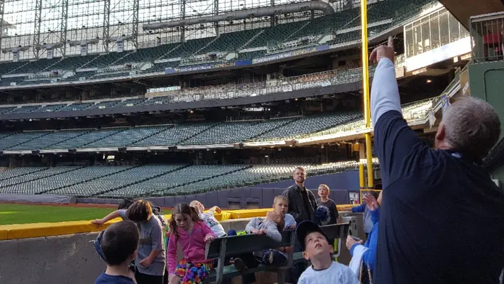 Fan de los Brewers es vetada y pierde su empleo tras actos racistas en el American Family Field