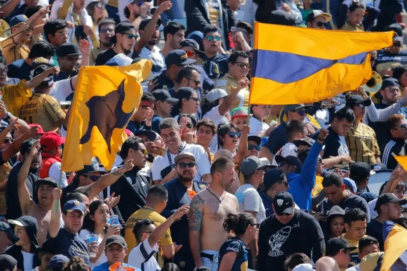 Elías Ayub con la afición de Pumas en CU | IMAGO 7