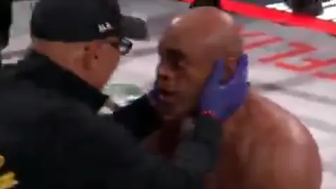 Anderson Silva vence por nocaut técnico a Tyron Woodley