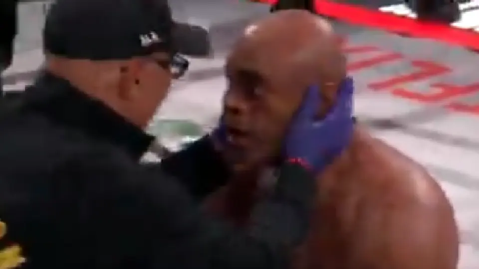 Anderson Silva vence por nocaut técnico a Tyron Woodley