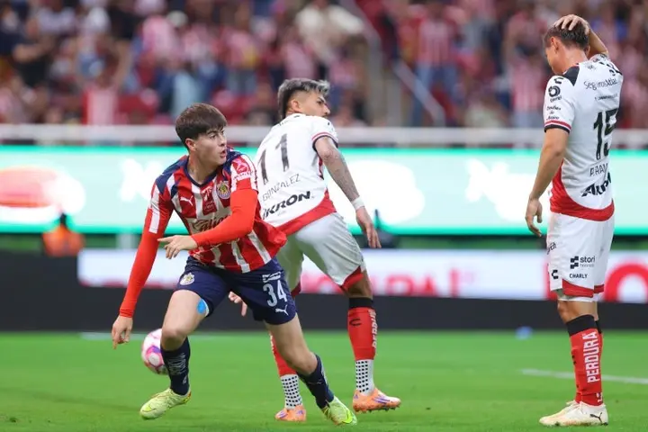 Armando González en el partido de Chivas contra Atlas | IMAGO 7
