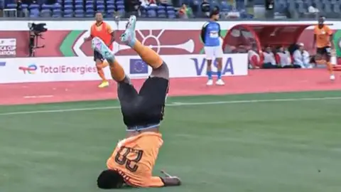 Jugador de Zambia anota, celebra y se lastima el cuello durante su festejo