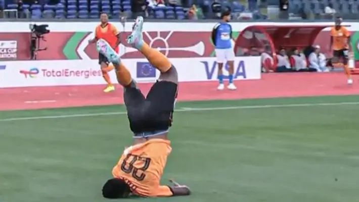 Jugador de Zambia anota, celebra y se lastima el cuello durante su festejo