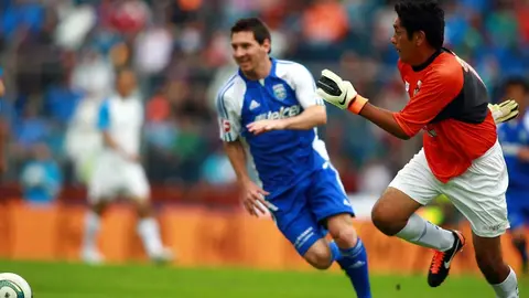¡Le arruinaron su recuerdo! Aficionado aclara que Jorge Campos no recibió el primer gol de Messi con Barcelona