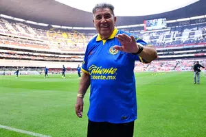 Carlos Reinoso 'pelea' con aficionado de Cruz Azul en redes por el fallecimiento de Carlos Hurtado