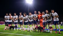 Pumas sale con perritos a la cancha y desata polémica por caso de Ramsey con su mascota
